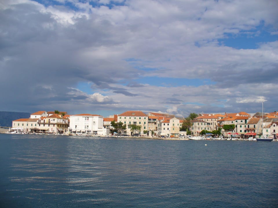 Hafen von Postira mit dem Hotel Vrilo Hotel Vrilo