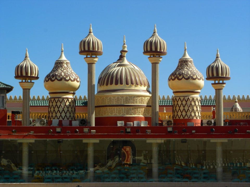Blick auf die Zuschauertribüne mit ihren Kuppeln Pickalbatros Alf Leila Wa Leila Resort - Neverland Hurghada