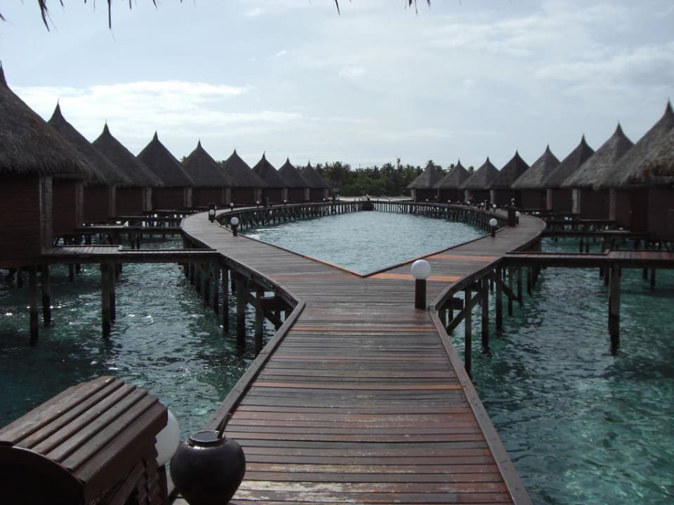 Wasserbungalows von der Sundown Bar aus Angaga Island Resort