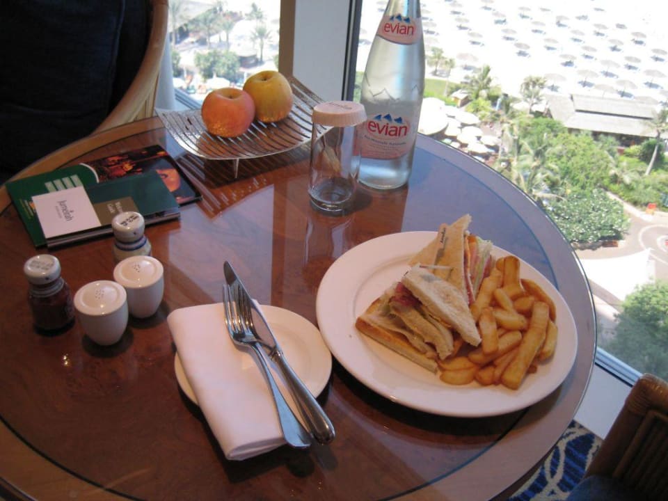 Lecker Room Service Jumeirah Beach Hotel