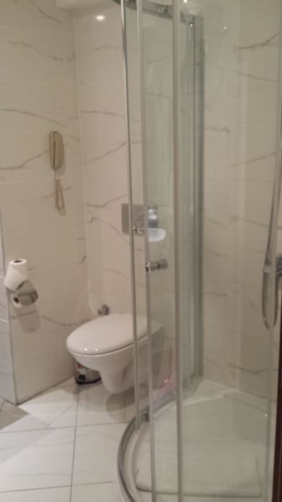 Dusche und Toilette Wyndham Garden Lara