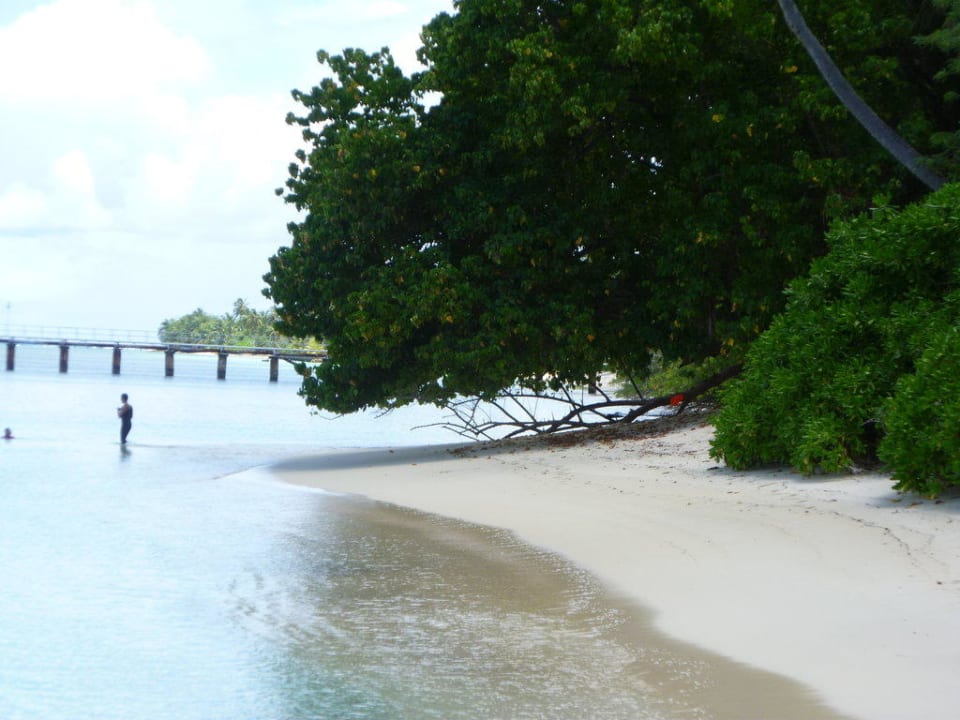 Strand neben dem Hotel Equator Village Resort