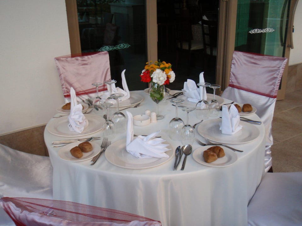 Eingedeckter Tisch im Themenrestaurant Alba Queen Hotel