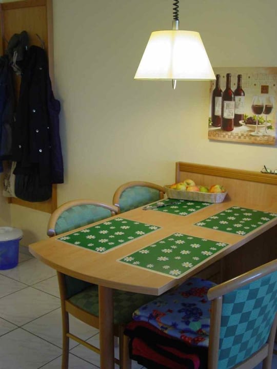 Esstisch im Zimmer Ferienwohnungen Ferienpark Weissenhäuser Strand
