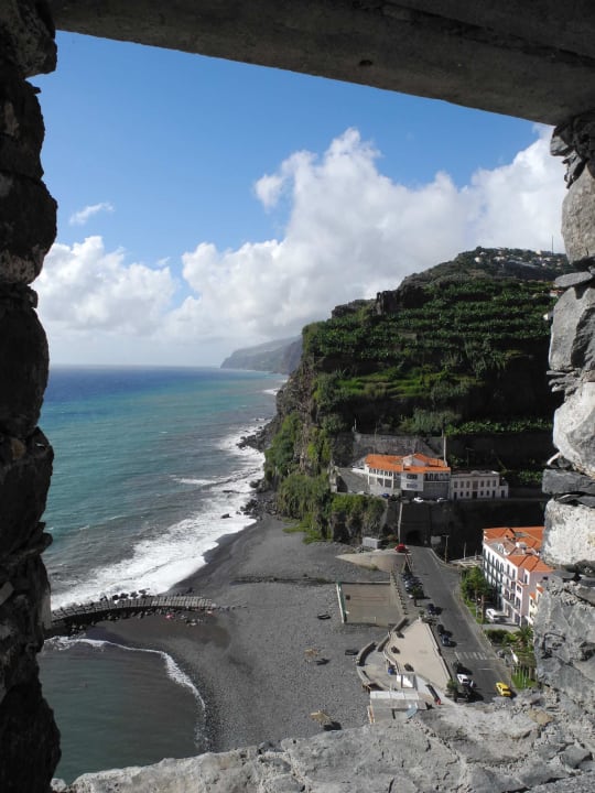 Aus- bzw. Durchblick auf die Küste Hotel Estalagem da Ponta do Sol