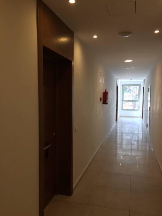 Flur zu den Apartments Porto Drach Aparthotel & Suites