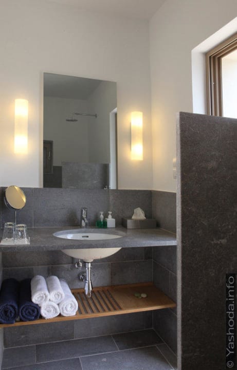 Badezimmer mit Regendusche Niriida Guesthouse