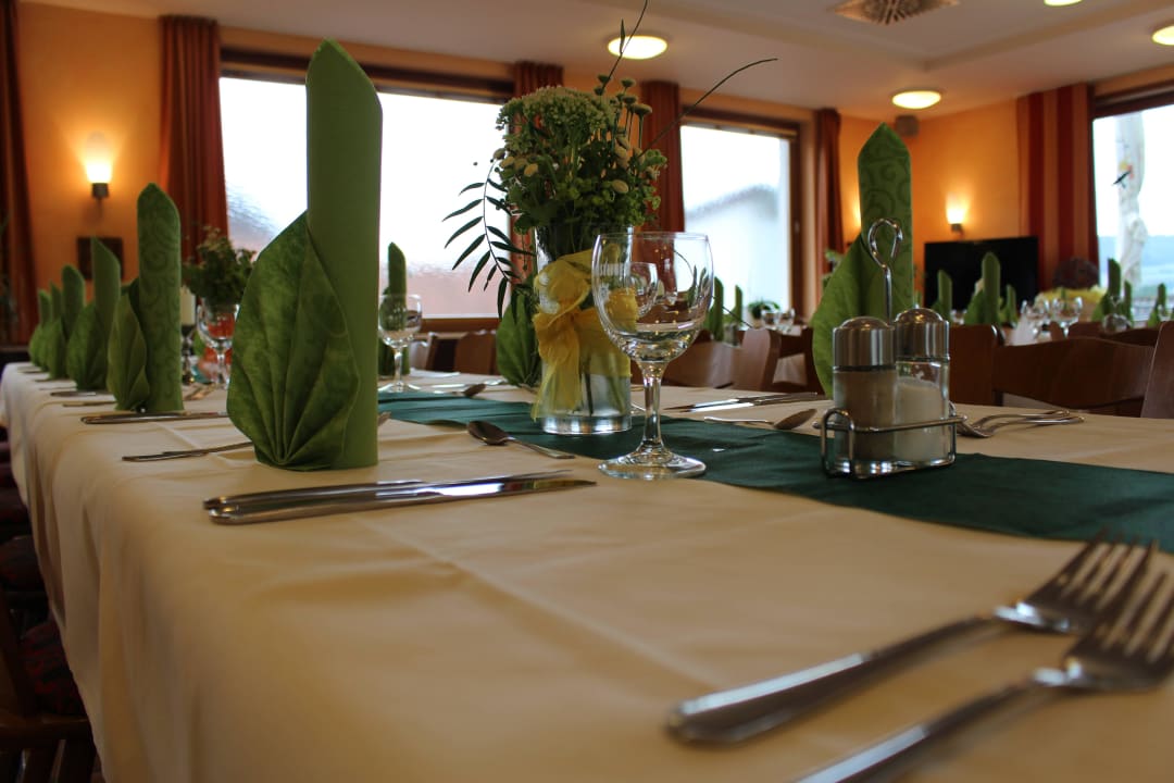 Feiern im schön gedeckten Saal Landgasthof Zur Quelle