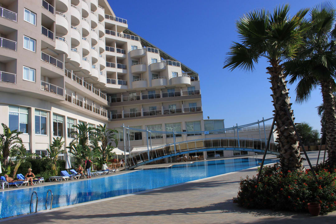 Einer der Pools Anlagen Saturn Palace Resort Hotel
