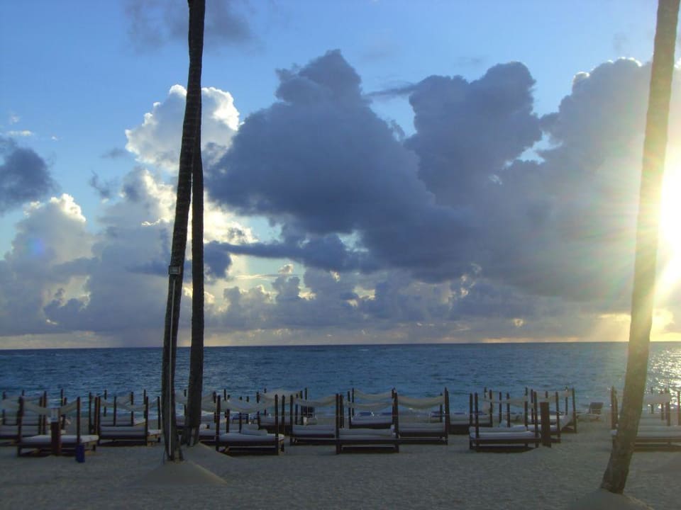 VIP Bereich/Liegen Hotelstrand abends Punta Cana Princess All Suites Resort & Spa