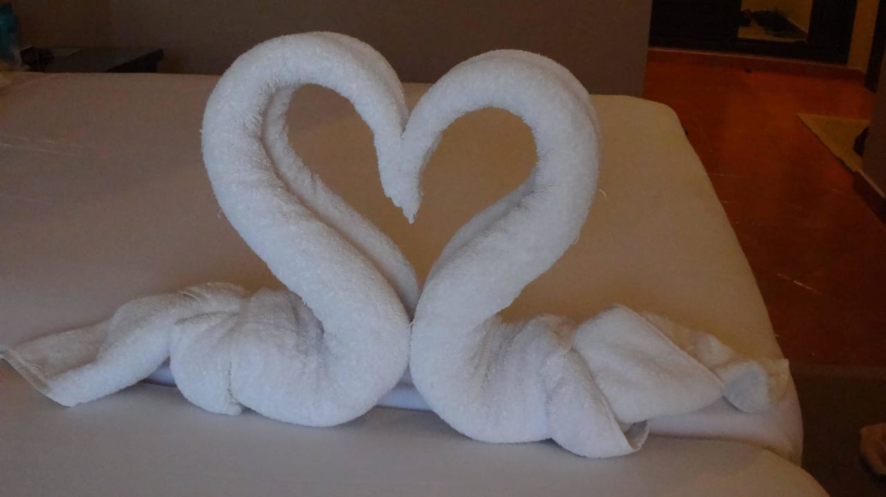 Jeden Morgen eine anderes Kunstwerk auf dem Bett Jaz Makadina