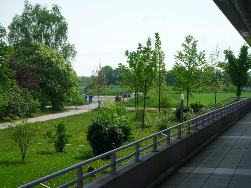 Viel Grün ums Hotel Mercure Muenchen Ost Messe