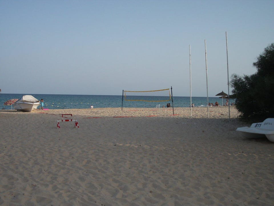 Strand mit Volleyballfeld  Hotel El Fell Resort & Spa