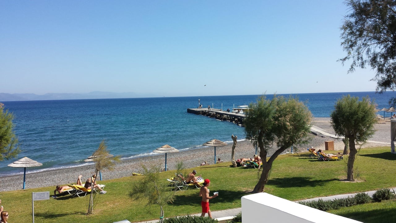 Blick vom Pool zum Strand TUI BLUE Oceanis Beach and Spa Resort