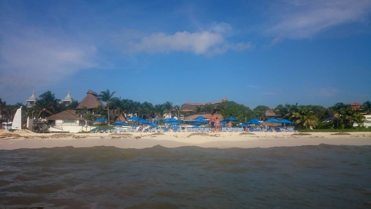 Hotel & Strand vom Meer aus The Reef Playacar