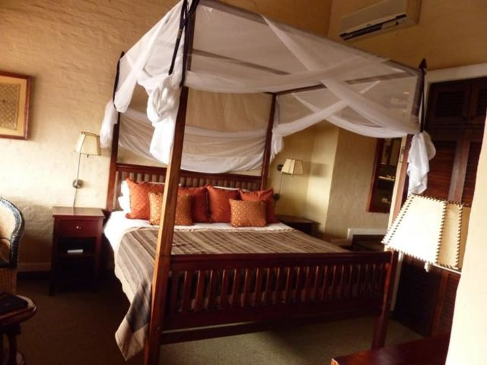 Bett mit Moskitonetz Victoria Falls Safari Lodge