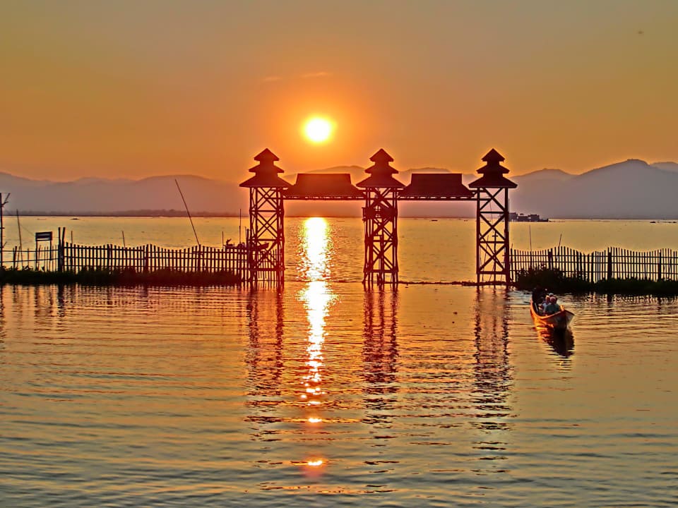 Wunderschöne Sonnenuntergänge auf dem See Hotel Paradise Inle Resort