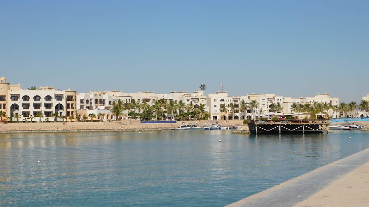 Blick über den Hafen zum Juweirah-Hotel Fanar Hotel & Residences Salalah Beach