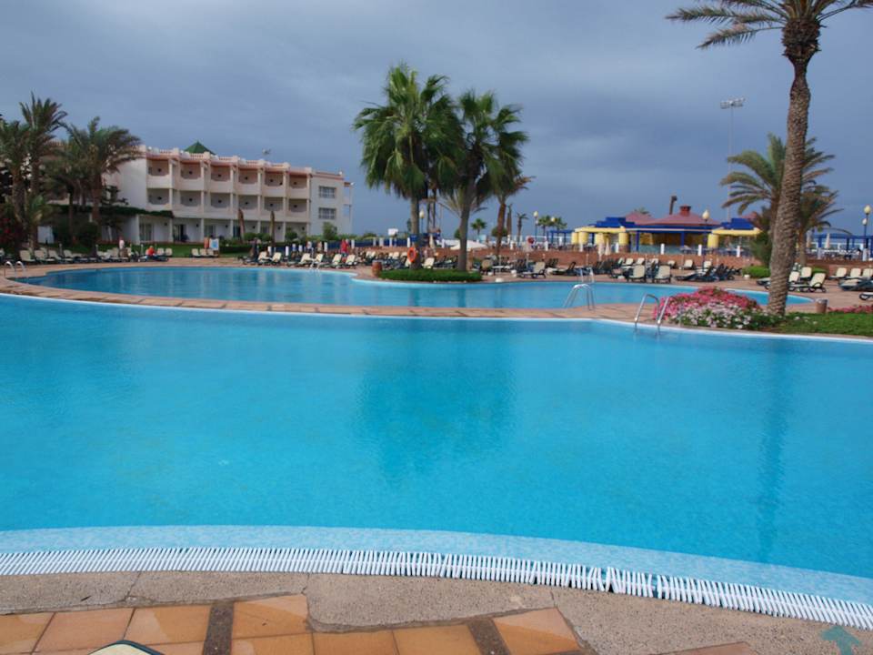Poolbereich mit Liegen Iberostar Waves Founty Beach