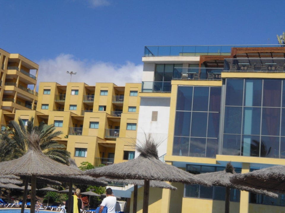 Blick vom Pool auf das Hotel SBH Club Paraiso Playa