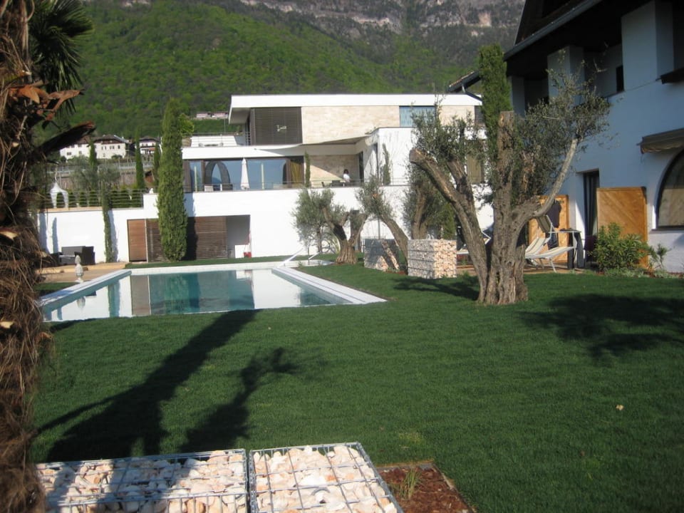 Gartenanlage mit Pool B&B Boutiquehotel Feldererhof