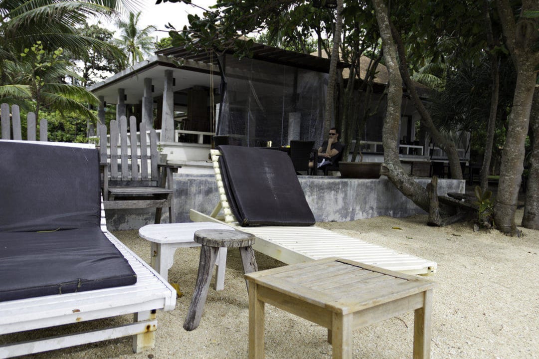 Desolate Liegestühle am Strand Hotel Lanta Sand Resort & Spa