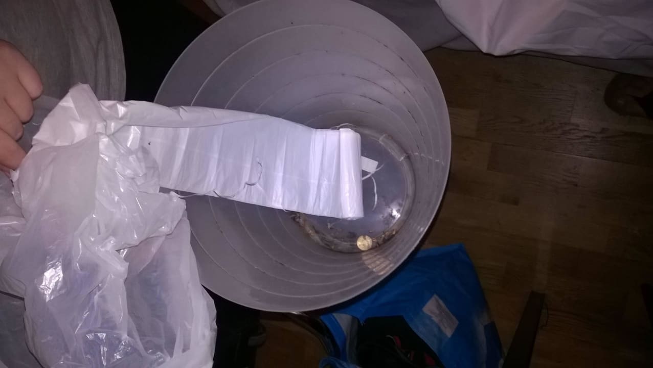 Frisch gereinigter Mülleimer Hipotel Paris Buttes Chaumont