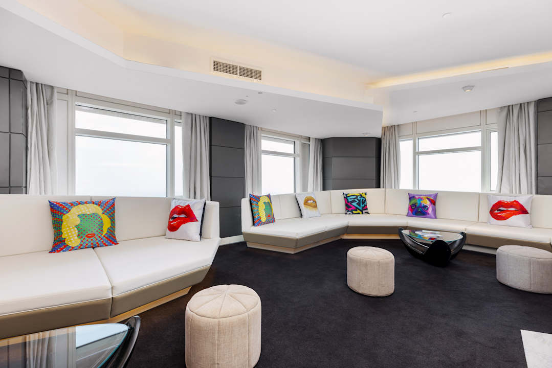 Zimmer V Hotel Dubai, Curio Collection by Hilton