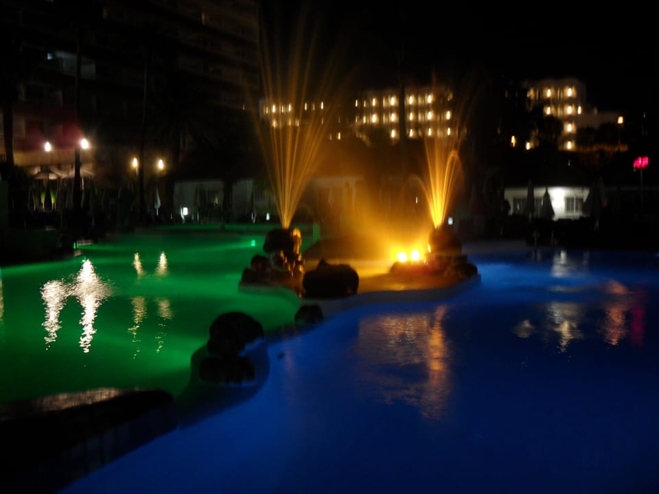 Pool bei Nacht (wechselnde Farben) Bull Costa Canaria & Spa - Adults only