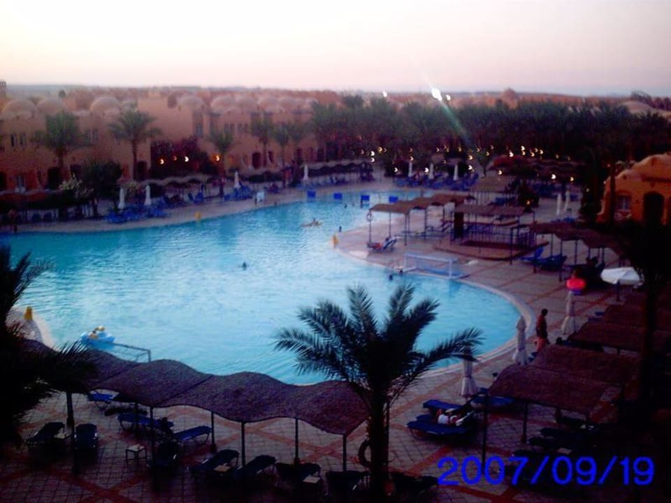 Der Pool von einem der Hoteldächer Jaz Makadi Oasis Resort