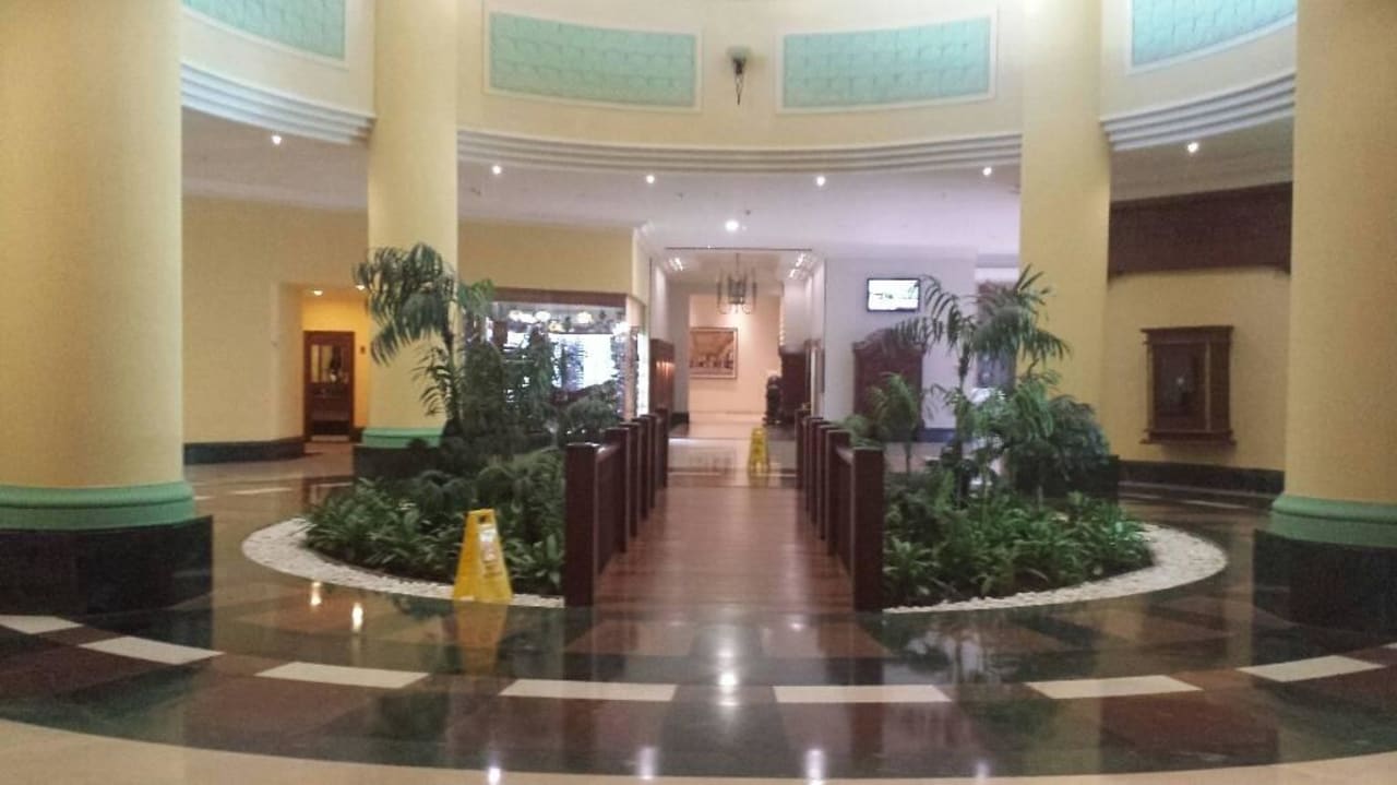 Weg zum Restaurant im Untergeschoss IC Hotels Green Palace