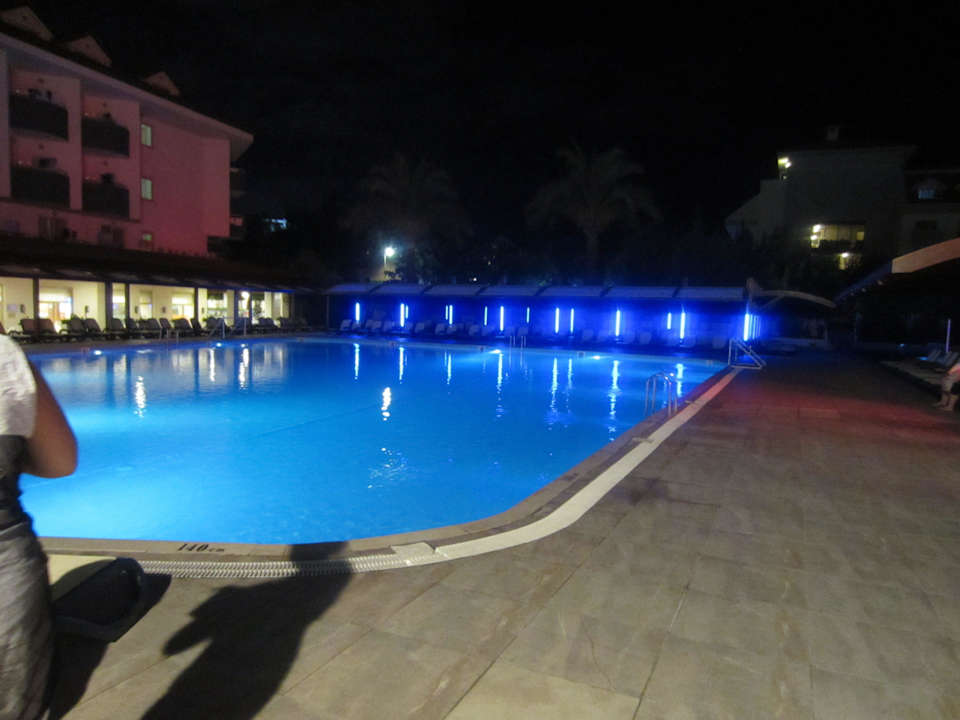 Der Pool  Side Breeze Hotel