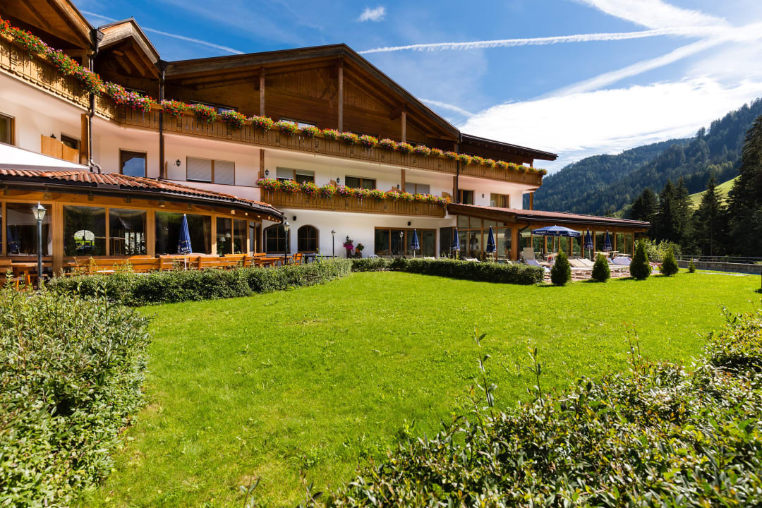 Wellness-Sporthotel Ratschings mit Wiese Wellness-Sporthotel Ratschings
