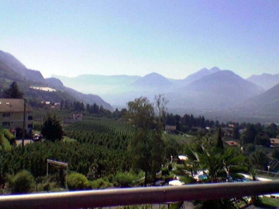Blick von der Sonnenterrasse auf Meran Schenna Resort Hotel Schwefelbad