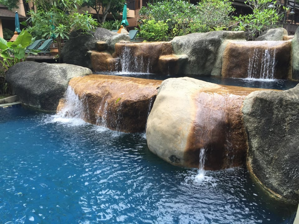 Wasserfall beim Pool Access Zimmer Khao Lak Merlin Resort
