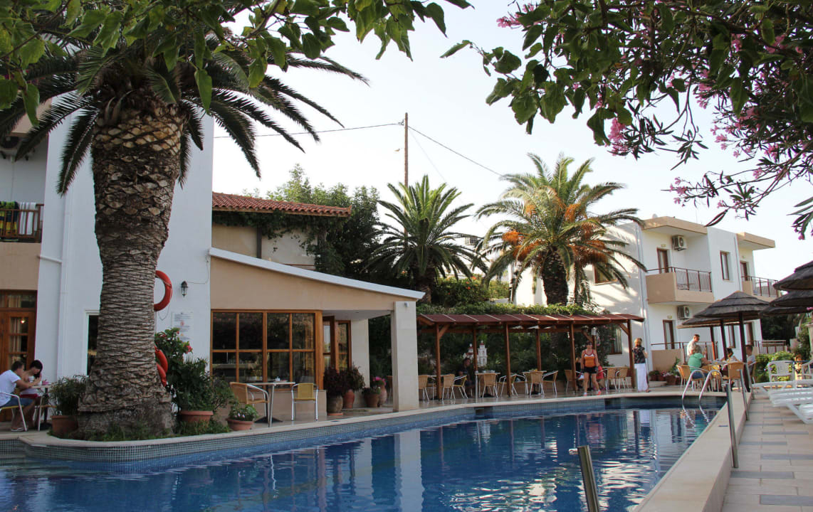 Entspannte Atmosphäre auch am morgendlichen Pool Hotel South Coast