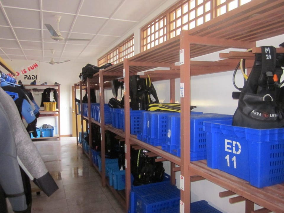 Tauchschule - Equipmentraum Vilamendhoo Island Resort & Spa