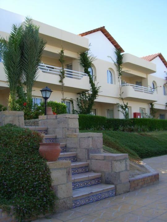 Blick aufs Seitengebäude Golden Beach Resort