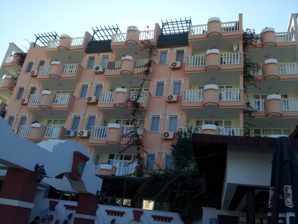 Blick auf eines der Wohngebäude Hotel Club Paradiso