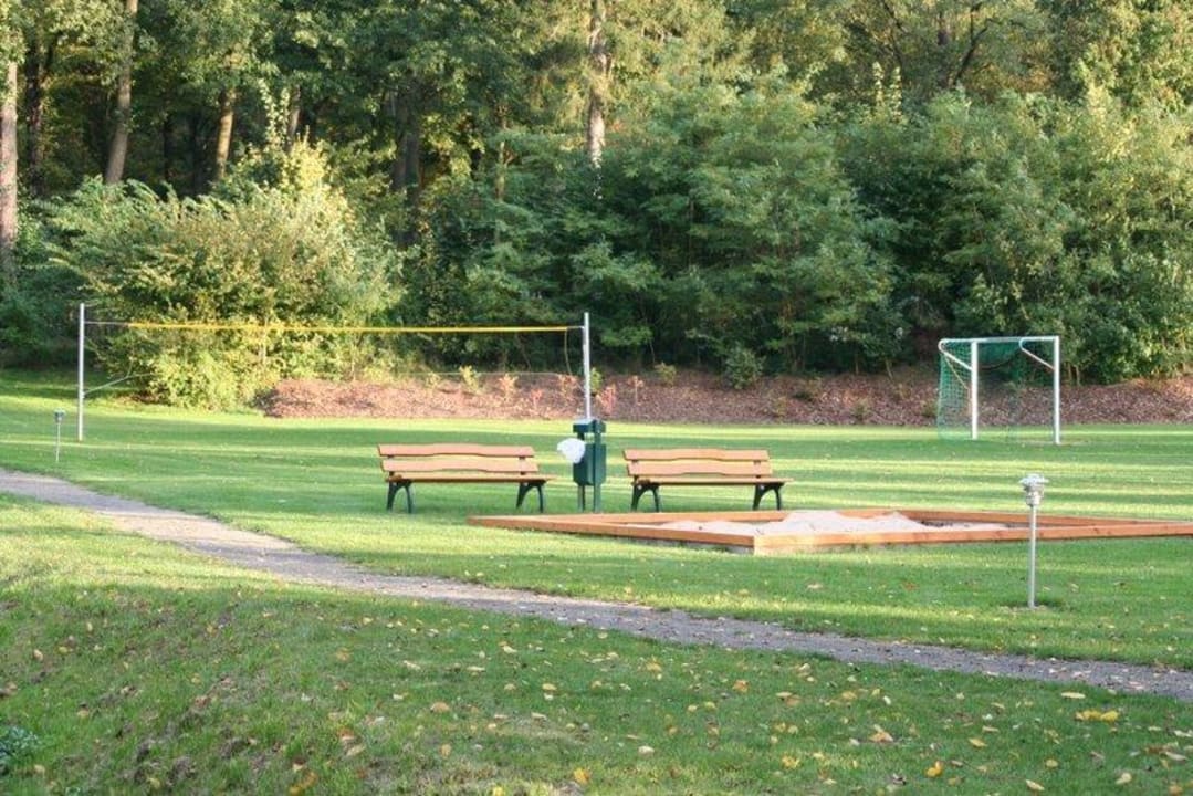 Sandkasten und Sportanlage Ferienhäuser Schlosspark Bad Saarow