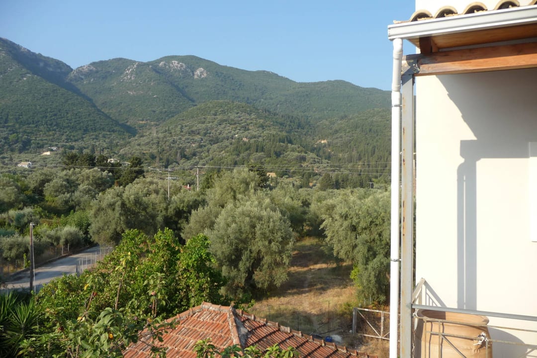 Blick auf die berge von der rückseite Hotel Eleana