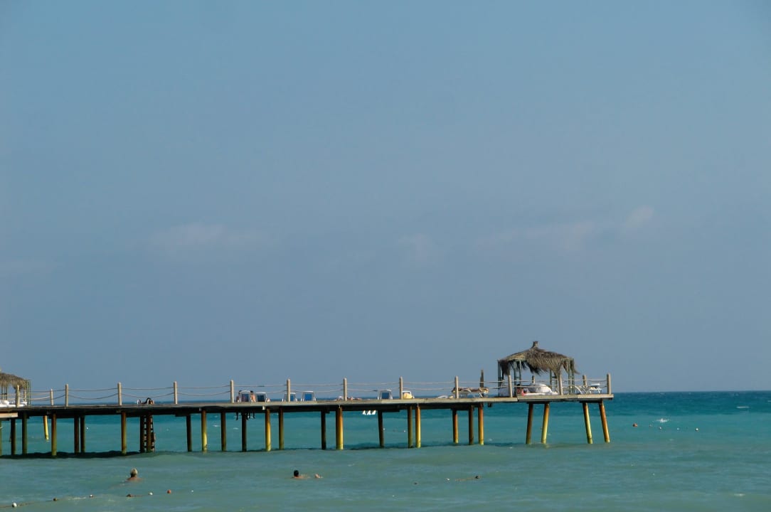 Blick vom Strand auf den Steg Seaden Sea World Resort & Spa