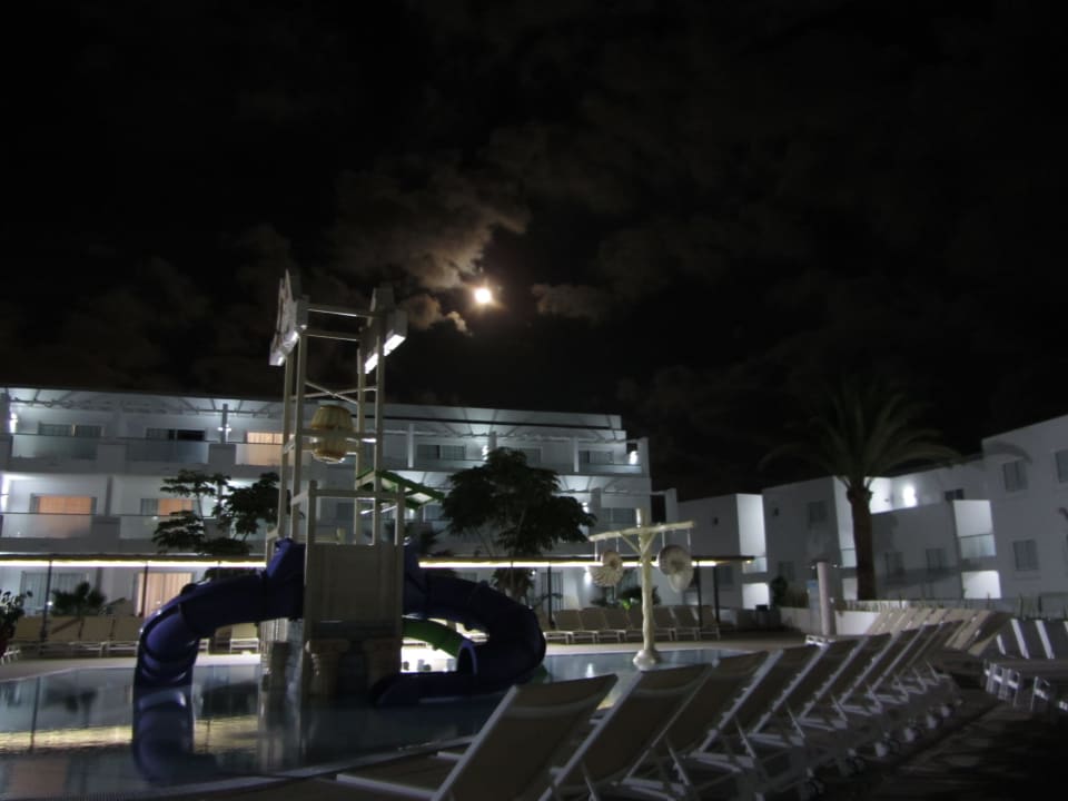 Kinder Pool bei Vollmond Sentido Aequora Lanzarote Suite
