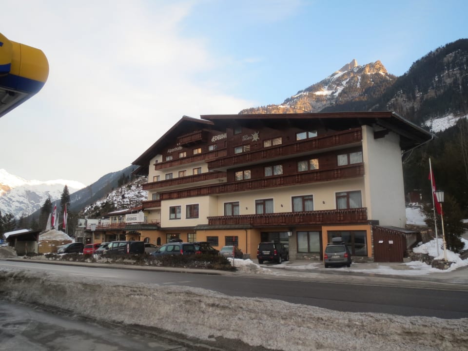 Blick von der Tankstelle Alpenhotel Edelweiss