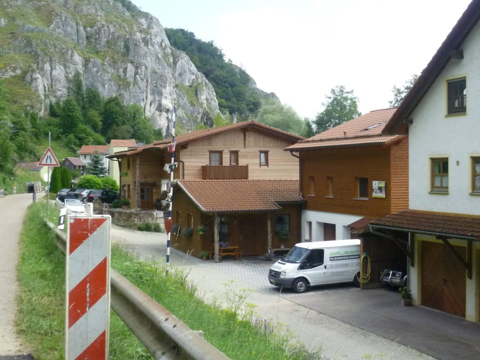 Das Haus von der Straße aus. Gästehaus Regenbogen
