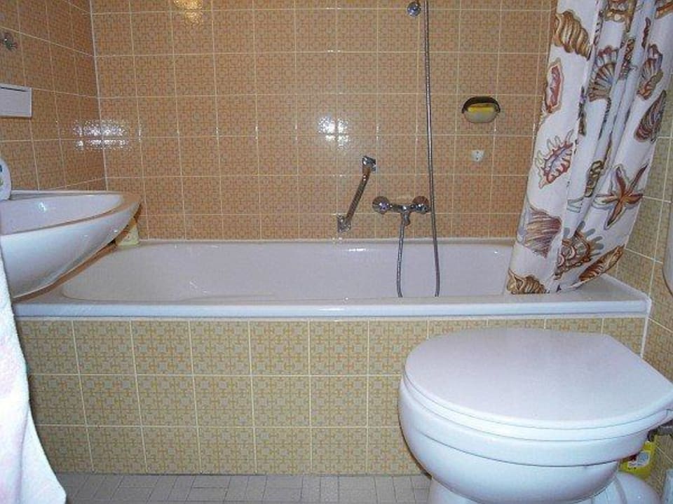 Badezimmer mit Badewanne Appartement Büsumer Hochhaus