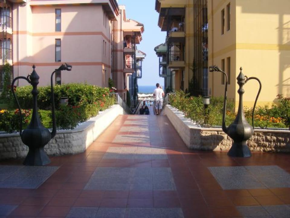 Durch die Hotelanlage-Blick auf das Meer Hotel Turan Prince