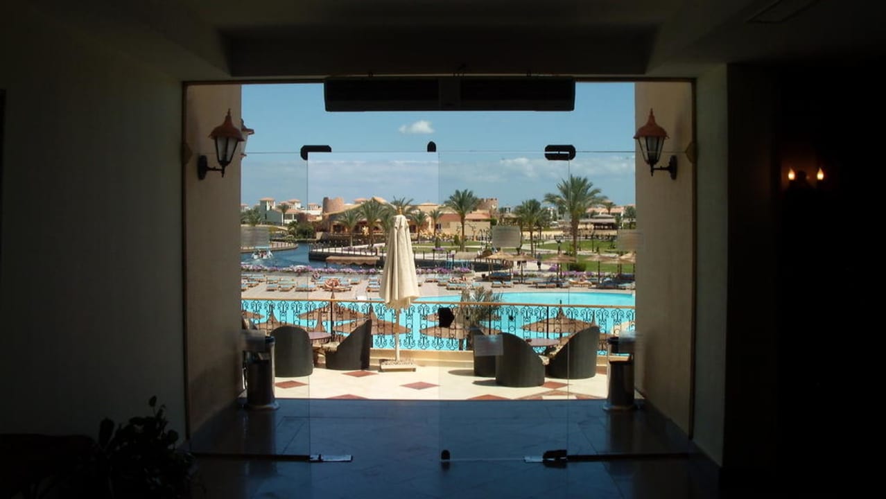 Blick aus der Lobby zu einem der Pool´s Pickalbatros Dana Beach Resort - Hurghada