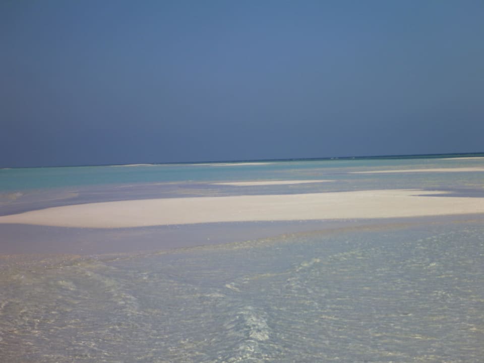 Sandzunge im Westen bei Ebbe Kuredu Island Resort & Spa