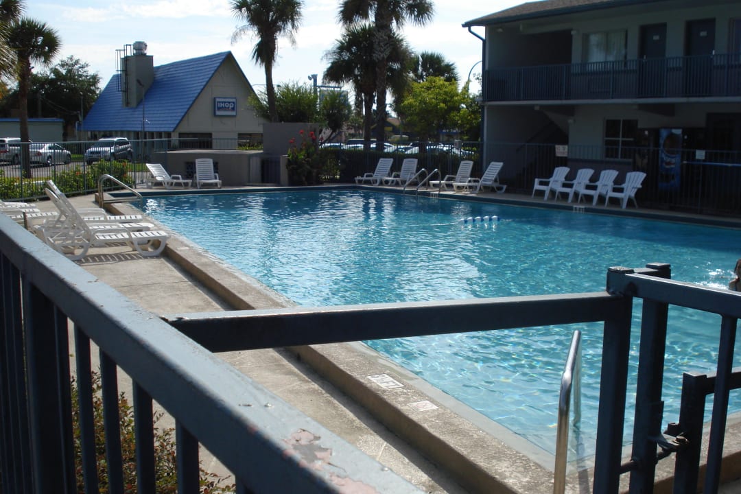 Blick vom Parkplatz auf den Pool Hotel Super 8 Kissimmee Suites